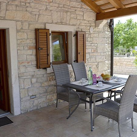 Holiday Home Mate Tinjan الغرفة الصورة