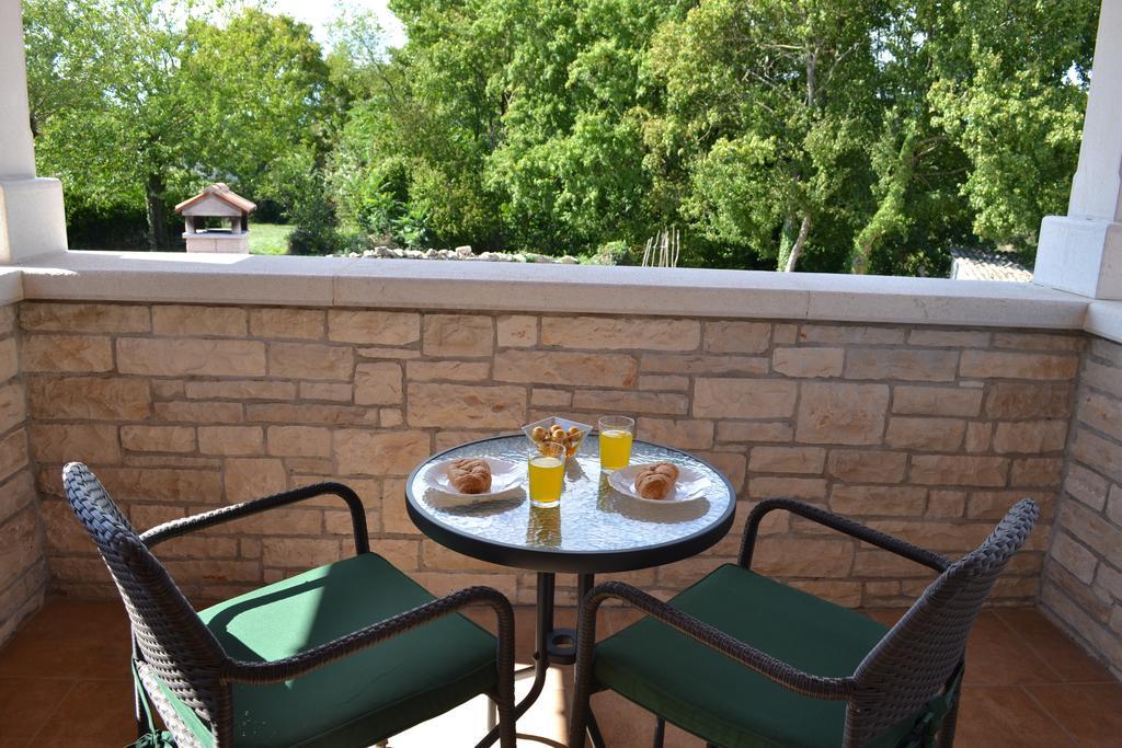 Holiday Home Mate Tinjan الغرفة الصورة