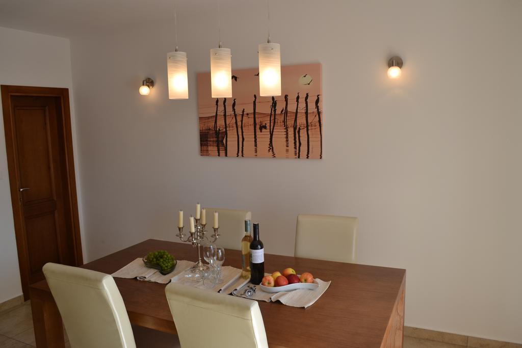 Holiday Home Mate Tinjan الغرفة الصورة