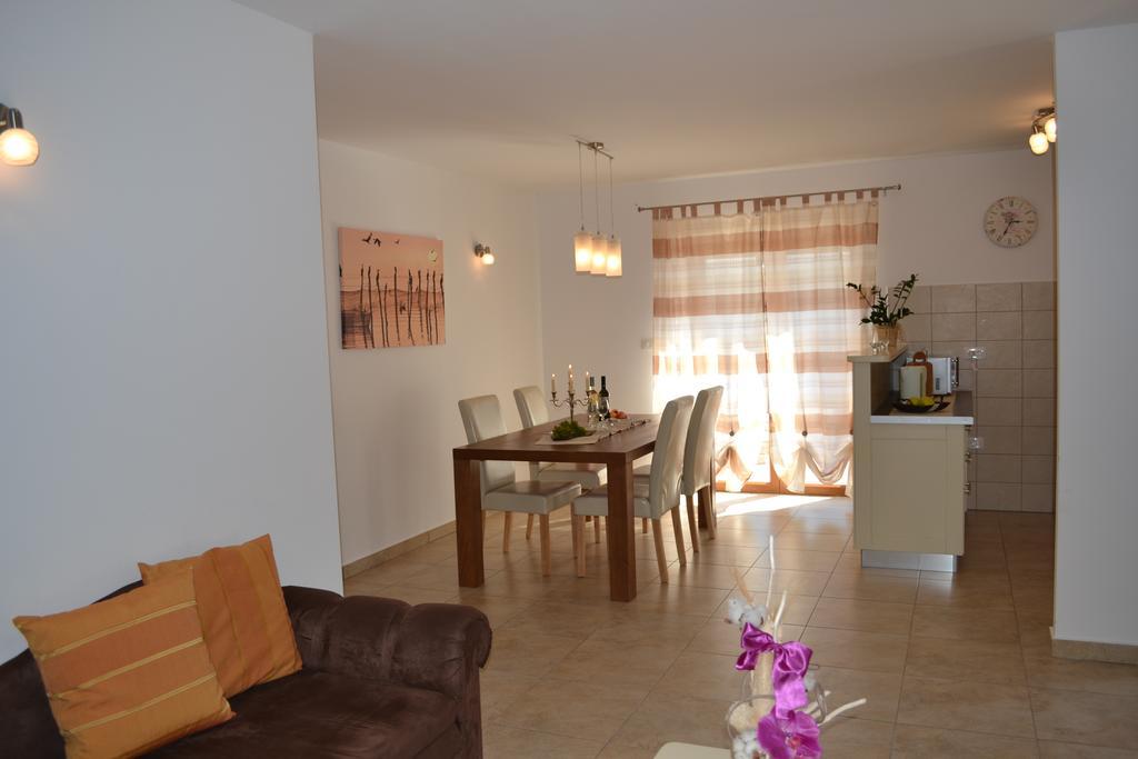 Holiday Home Mate Tinjan الغرفة الصورة