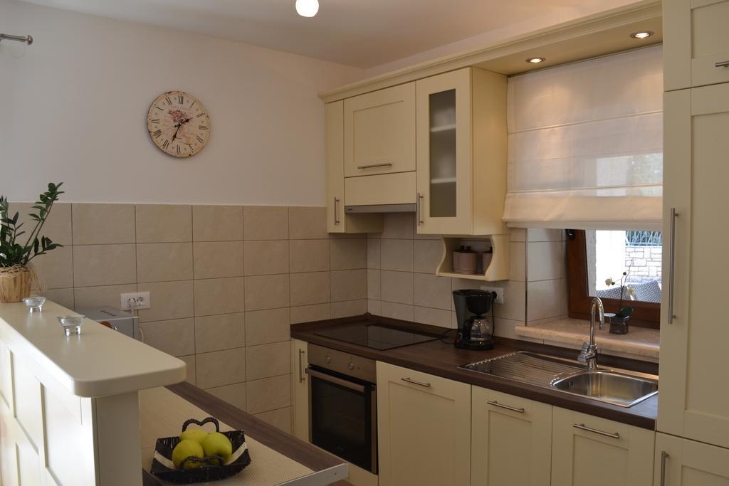 Holiday Home Mate Tinjan الغرفة الصورة